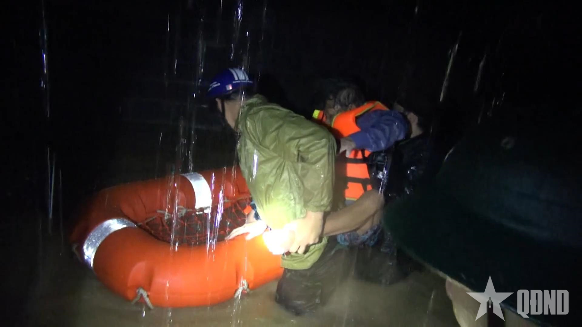 Clip bộ đội giải cứu cụ già mắc kẹt trên nóc nhà